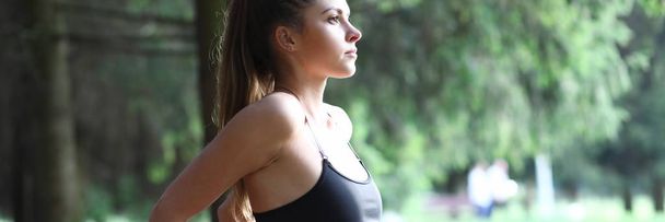 Young beautiful fitness woman doing workout - Valokuva, kuva