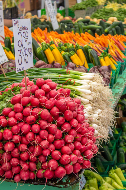 Radijsjes, lente ui en andere groenten te koop - Foto, afbeelding