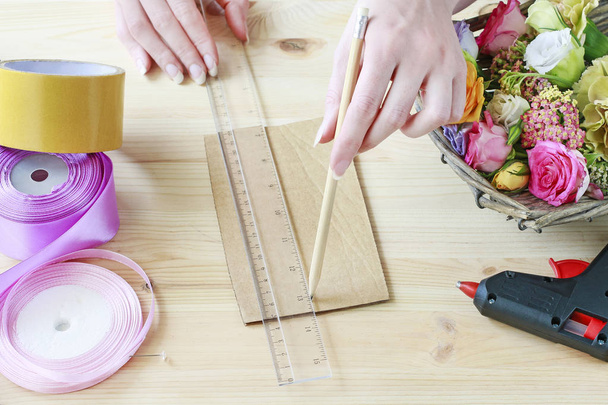 How to make a wrist corsage. Step by step, tutorial. - Zdjęcie, obraz