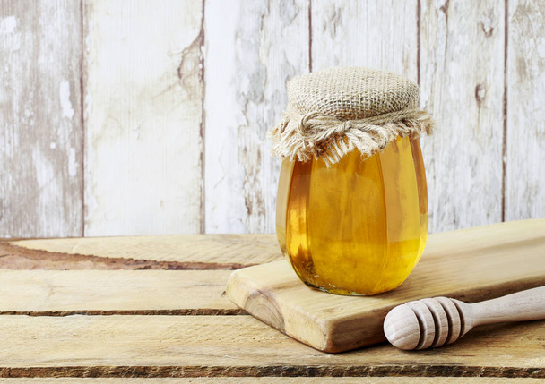 Honey in glass jar.  - Foto, Imagem