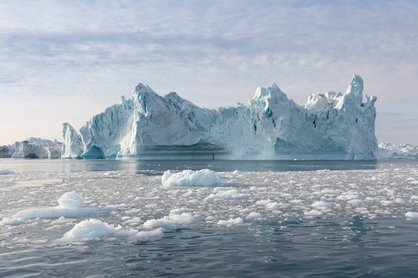 Természet és a táj Grönland vagy az Antarktisz. Utazás a hajó között ICES. Tanulmányozása a jelenség a globális felmelegedés ICES és jéghegyek szokatlan formák és színek szép napos és felhős nap  - Fotó, kép