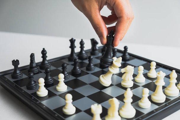 mano di uomo d'affari in movimento scacchi in competizione, mostra leadership, seguaci e strategie di successo aziendale
 - Foto, immagini