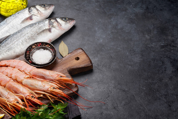 Свіжі морепродукти. Форель риба і лангостино креветки
 - Фото, зображення