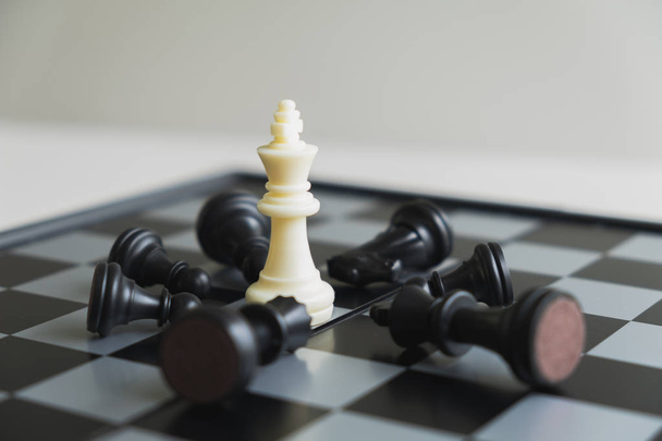 A sakktábla azt mutatja, vezetés, követői és az üzleti siker stratégiák - Fotó, kép