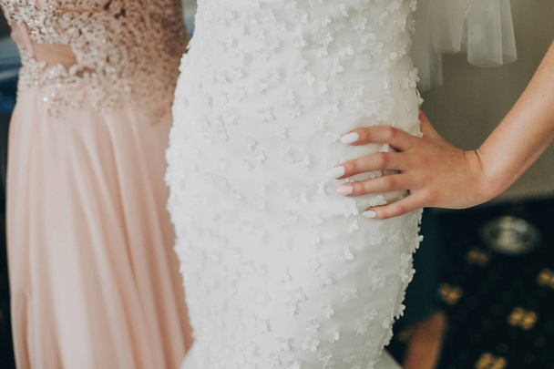 Stílusos menyasszony kezében kéz rózsaszín köröm manikűr modern Dr - Fotó, kép