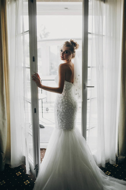 Elegante balcone finestra di apertura sposa in luce soffusa in camera d'albergo
 - Foto, immagini