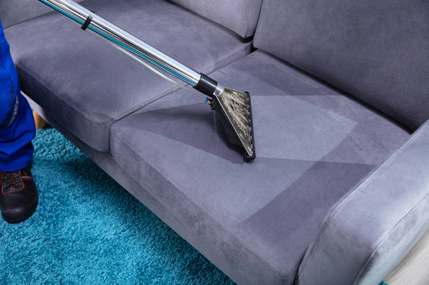 Foto da pessoa que limpa o sofá com aspirador de pó
 - Foto, Imagem