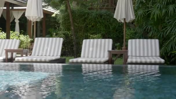 Спокойная съемка пустого бассейна в курортном отеле - Кадры, видео