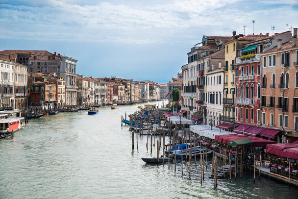 Vista de ángulo alto de coloridas villas y casas a lo largo del Gran Canal en Venecia
 - Foto, Imagen
