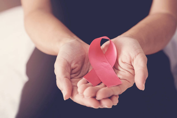 reife Frau mit rosa Schleife, Brustkrebs Bewusstsein, Oktob - Foto, Bild