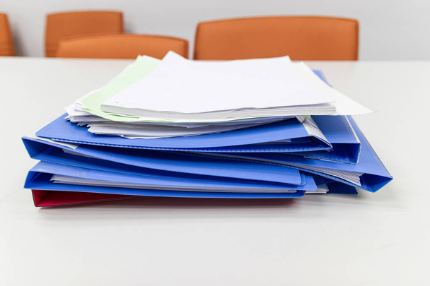 folder plików i plik papieru raportu stosu biznesowego na stole - Zdjęcie, obraz