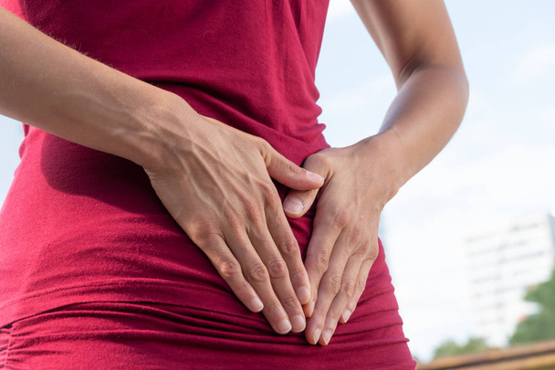 Mal à l'estomac. Femme ayant des douleurs menstruelles ou abdominales
 - Photo, image