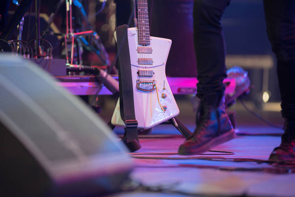 Guitar stand on the stage - Zdjęcie, obraz