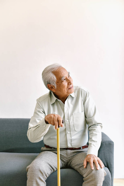 Confusing and forgetful elderly asian man with thinking gesture, Alzheimer's disease, Dementia cognitive brain problem in old pensioner, Senior healthcare concept. - Fotografie, Obrázek