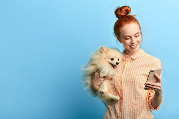cheerful overjoyed girl and her favourite pet taking a selfie - Foto, imagen