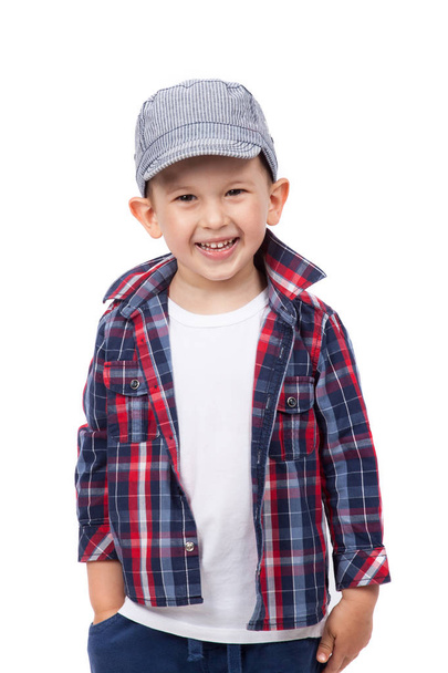 Portret van gelukkig lachende jongen met shirt en hoed, geïsoleerd op wit - Foto, afbeelding
