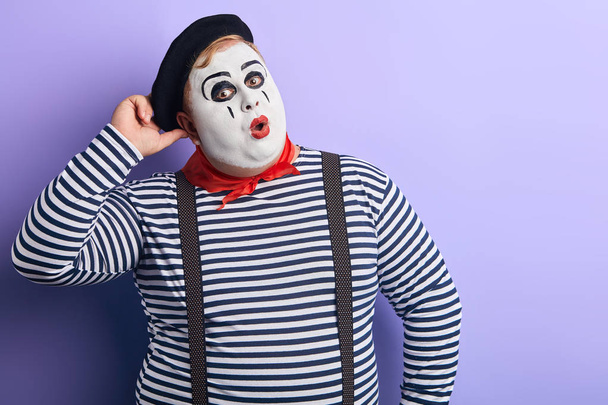 funny plump mime scratching his head and looking at the camera - Fotografie, Obrázek