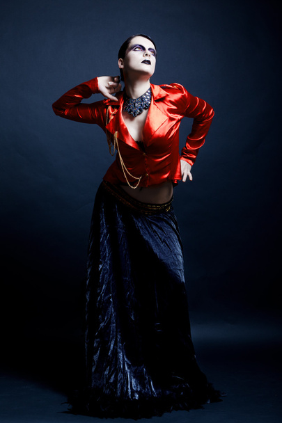 Fashion young woman on dark background - Fotografie, Obrázek