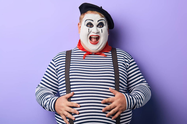 fat positive mime artists touching his stomach and laughing at the camera - Foto, Imagem