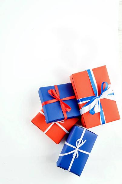 punainen, sininen ja valkoinen lahjapakkaukset nauhat valkoinen backgroun
 - Valokuva, kuva