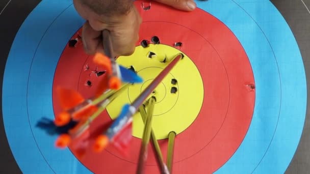 Pfeile aus Bogenschießen-Zielscheibe ziehen - Filmmaterial, Video