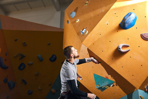 L'arrampicatore si prepara alla competizione di boulder tra persone con disabilità fisiche
 - Foto, immagini