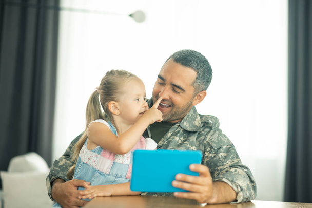 Member of the armed forces coming home and spending time with daughter - Photo, Image