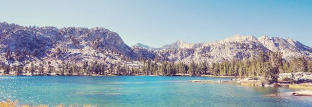Vista panoramica della Sierra Nevada. caduta paesaggio fogliame. California, Stati Uniti. - Foto, immagini
