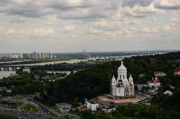 Kiova, Ukraina heinäkuu 2019 - Kaupunkikuva Evangelic Temple etualalla
 - Valokuva, kuva