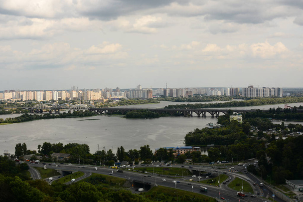 Kiev, Ukraine Juillet 2019 - Vue de dessus de la rivière Dnipro et de l'intersection de l'autoroute
 - Photo, image