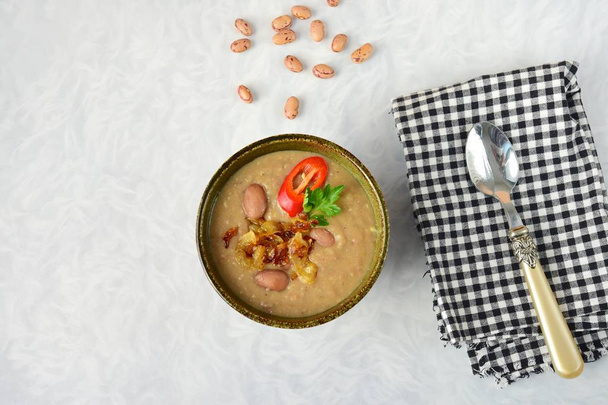 Borlotti bean or cranberry bean soup garnish with chili and parsley - 写真・画像