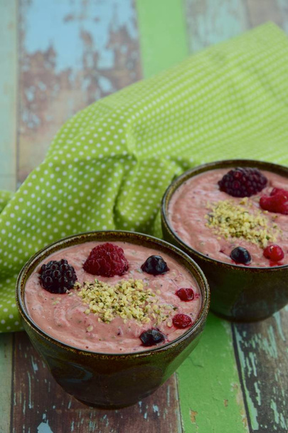 Smoothie bowl with berries and hemp seeds - Foto, afbeelding