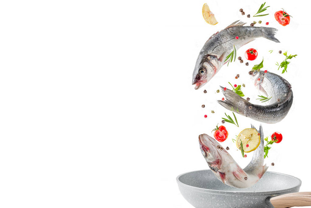 Nourriture volante, poisson de bar cru aux épices
 - Photo, image