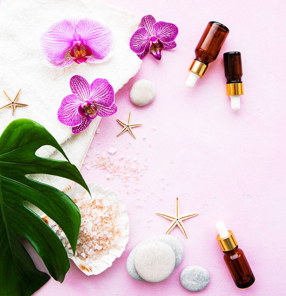 Ingredientes naturales de spa con flores de orquídea
 - Foto, imagen