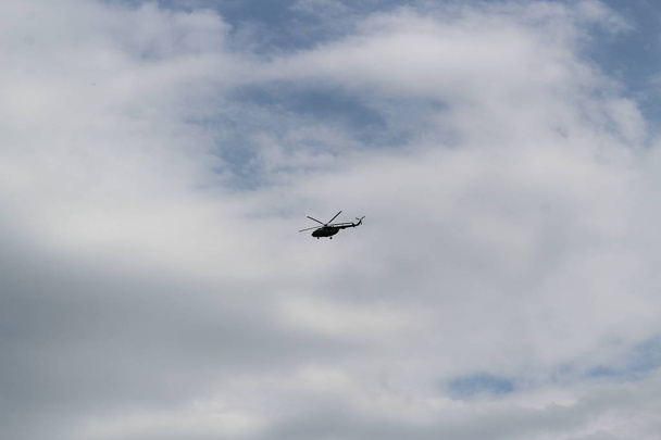 силуэт большого военного вертолета в небе
 - Фото, изображение