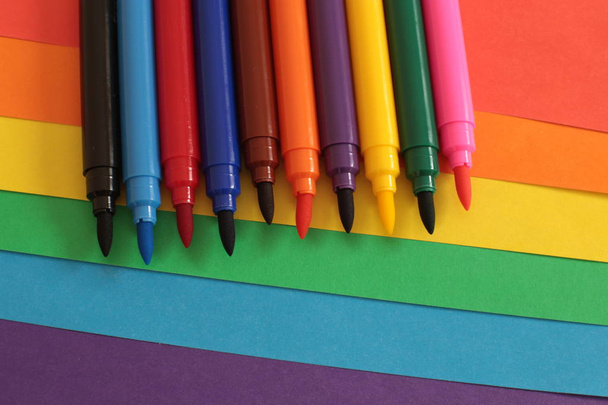 Conjunto de canetas de feltro de diferentes cores brilhantes, um monte de marcadores para o artista material escolar
 - Foto, Imagem