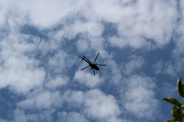 σιλουέτα του μεγάλου στρατιωτικού ελικοπτέρου στον ουρανό - Φωτογραφία, εικόνα