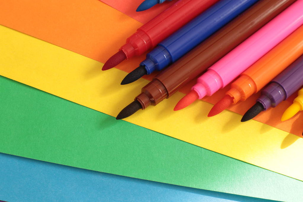 Set di pennarelli di diversi colori vivaci, molti pennarelli per le forniture scolastiche dell'artista
 - Foto, immagini