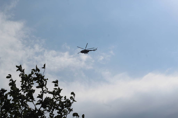 silueta de gran helicóptero militar en el cielo
 - Foto, Imagen