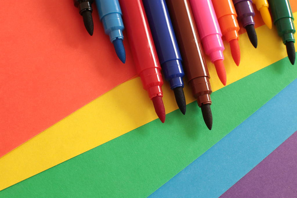 Farklı parlak renklerde keçeli kalem seti, sanatçı okul malzemeleri için işaretleri bir sürü - Fotoğraf, Görsel