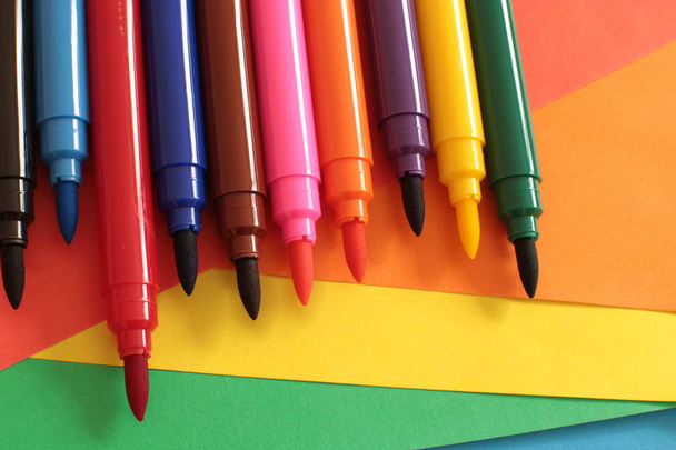 Набір ручок з фетру різних яскравих кольорів, безліч маркерів для шкільного приладдя художника
 - Фото, зображення