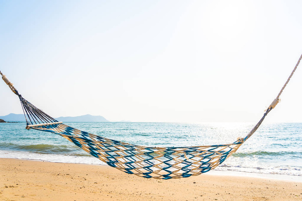Lege hangmat swing op het mooie strand en de zee - Foto, afbeelding
