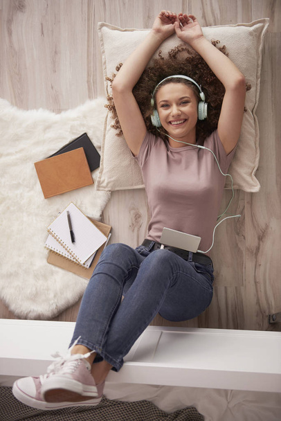 Portret nastoletniego dziewczyna słuchanie muzyki  - Zdjęcie, obraz
