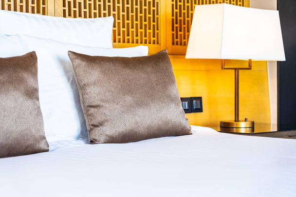 Beautiful luxury comfortable white pillow on bed and blanket dec - Valokuva, kuva