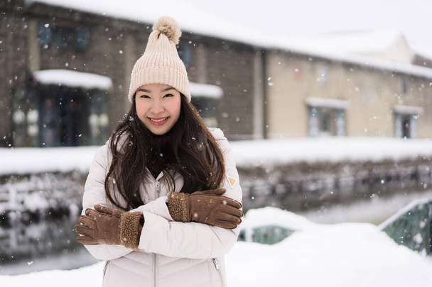 Krásná mladá asijská žena úsměv a šťastné cestování výlet v  - Fotografie, Obrázek
