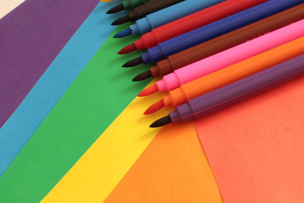 Set van vilt-Tip pennen van verschillende felle kleuren, veel markers voor de kunstenaar schoolbenodigdheden - Foto, afbeelding