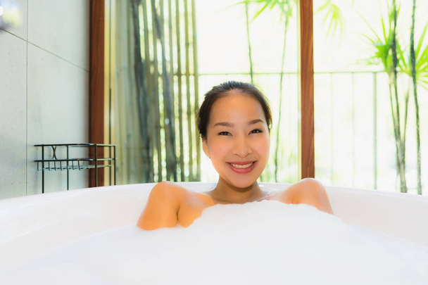 Portret młody piękny Asian kobieta brać a kąpiel w wanna - Zdjęcie, obraz