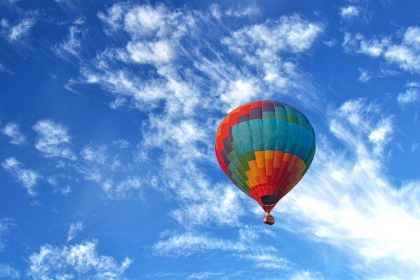 encima de los globos, inflar y flotar en el aire
 - Foto, Imagen