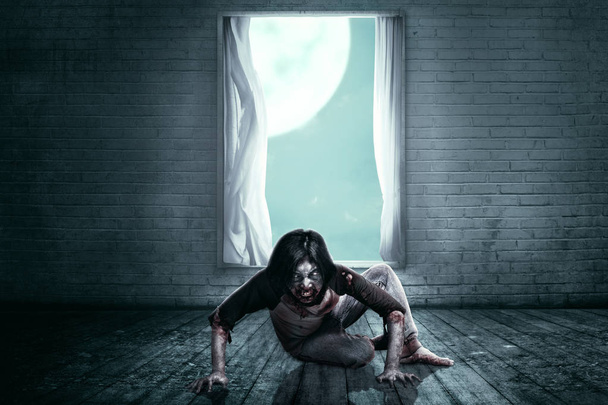 Zombies asustadizos con sangre y herida en su cuerpo arrastrándose en el a
 - Foto, imagen