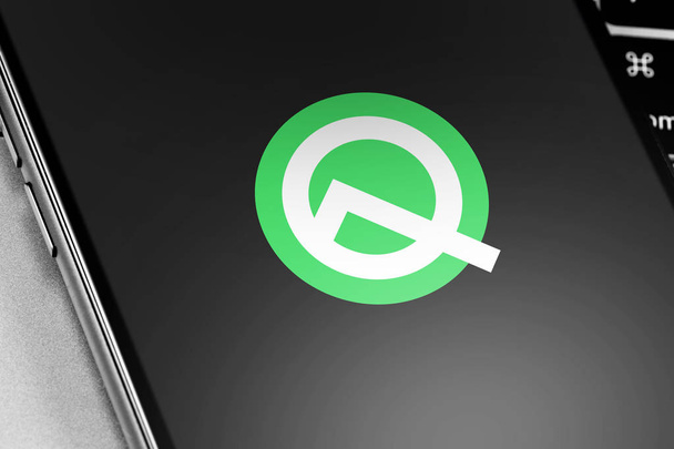 smartphone με λογότυπο Android Q στην οθόνη - Φωτογραφία, εικόνα